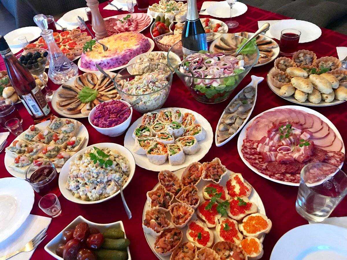 Праздничный новогодний стол на 2024 год: праздничное меню, рецепты вкусных изысканных закусок, салатов, горячих мясных и рыбных блюд, десертов, напитков. украшение новогоднего стола и праздничных блюд в год дракона: идеи, цвета, фото
