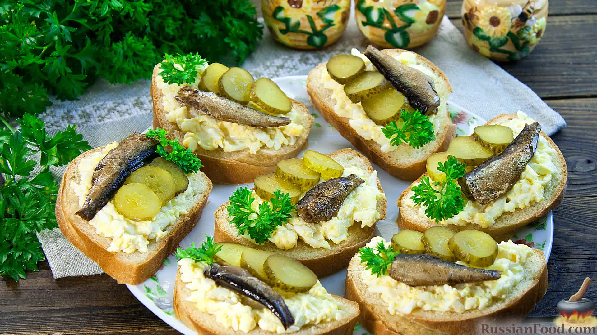 Бутерброды со шпротами, солёным огурцом и яйцами - 6 пошаговых фото в рецепте