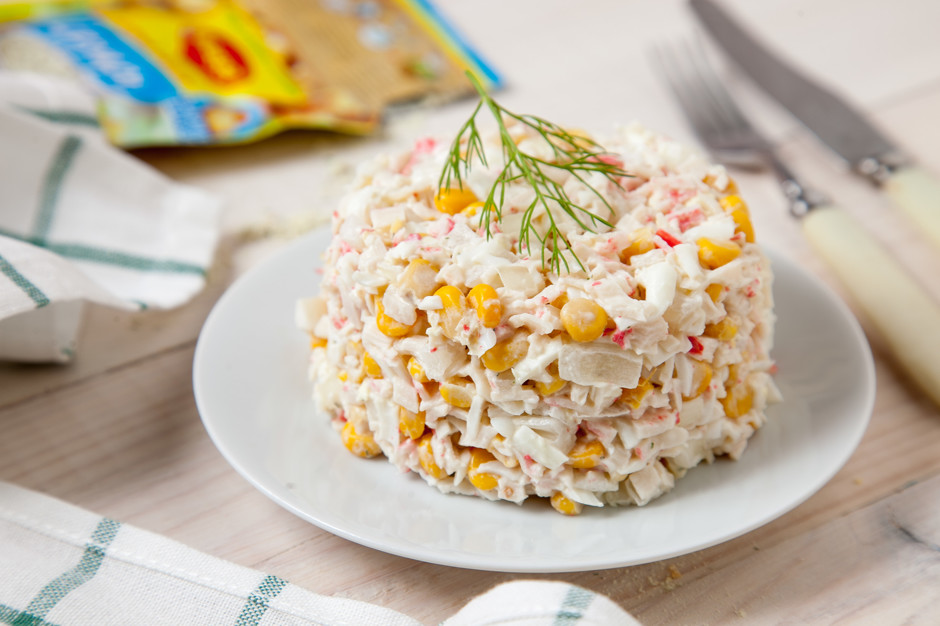 Крабовый салат с кукурузой — очень вкусные классические рецепты