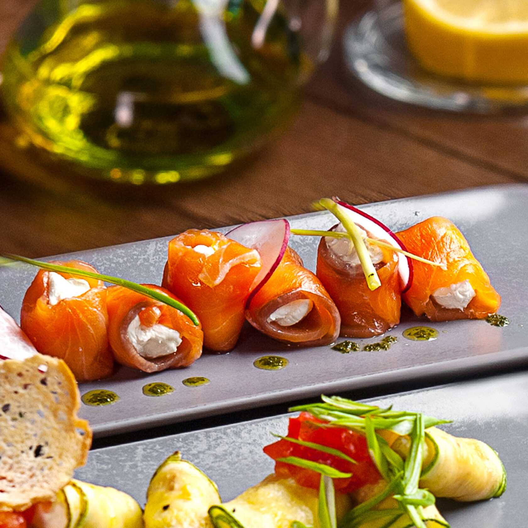 Рулетики из огурцов и семги с майонезом и укропом - пошаговый фото рецепт приготовления - surj.ru