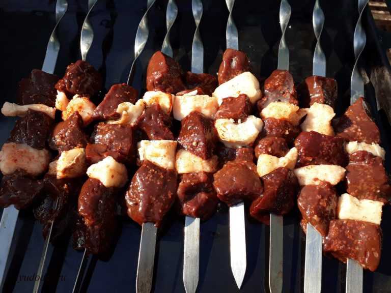 Шашлык из печени - 7 рецептов из говяжьей, свиной, куриной
