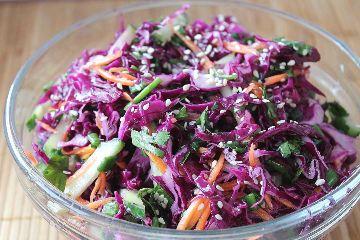 Салат с синей капустой вкусный: рецепты приготовления и польза