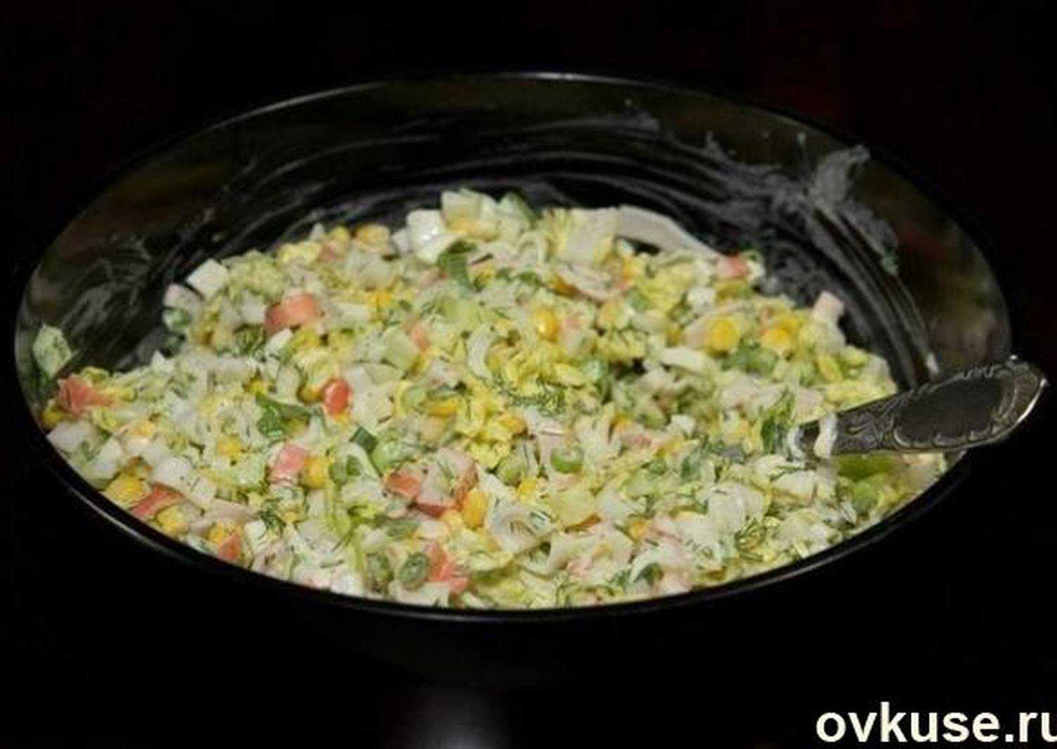 Салат с пекинской капустой, крабовыми палочками и кукурузой: рецепты