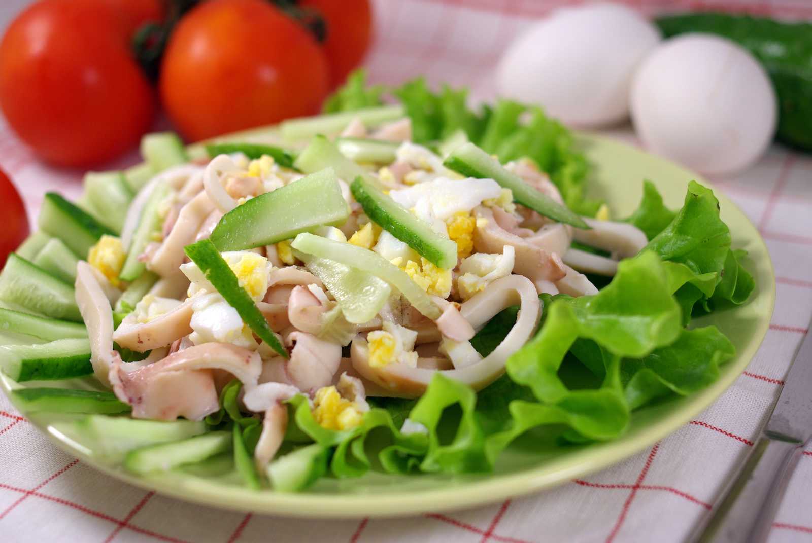 Салат с кальмарами и яйцом: 8 самых вкусных рецептов