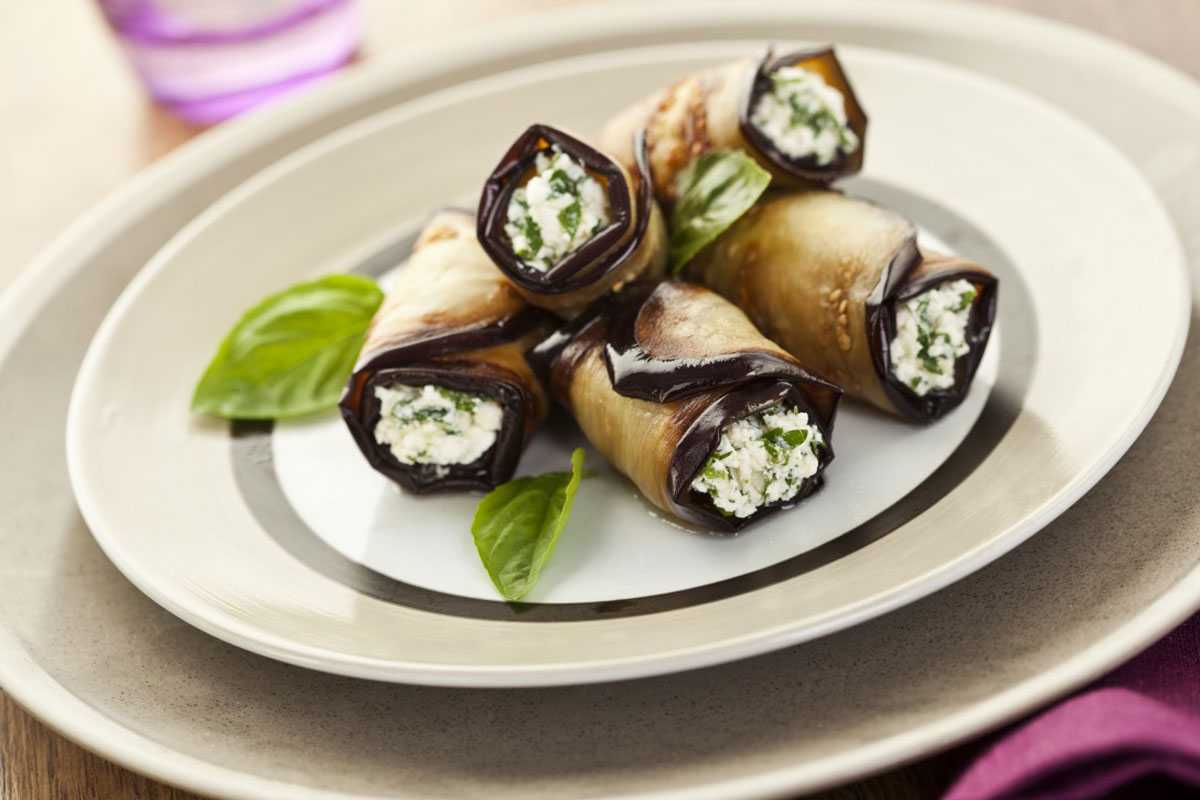 Рулетики из баклажанов: топ-10 начинок на любой вкус!