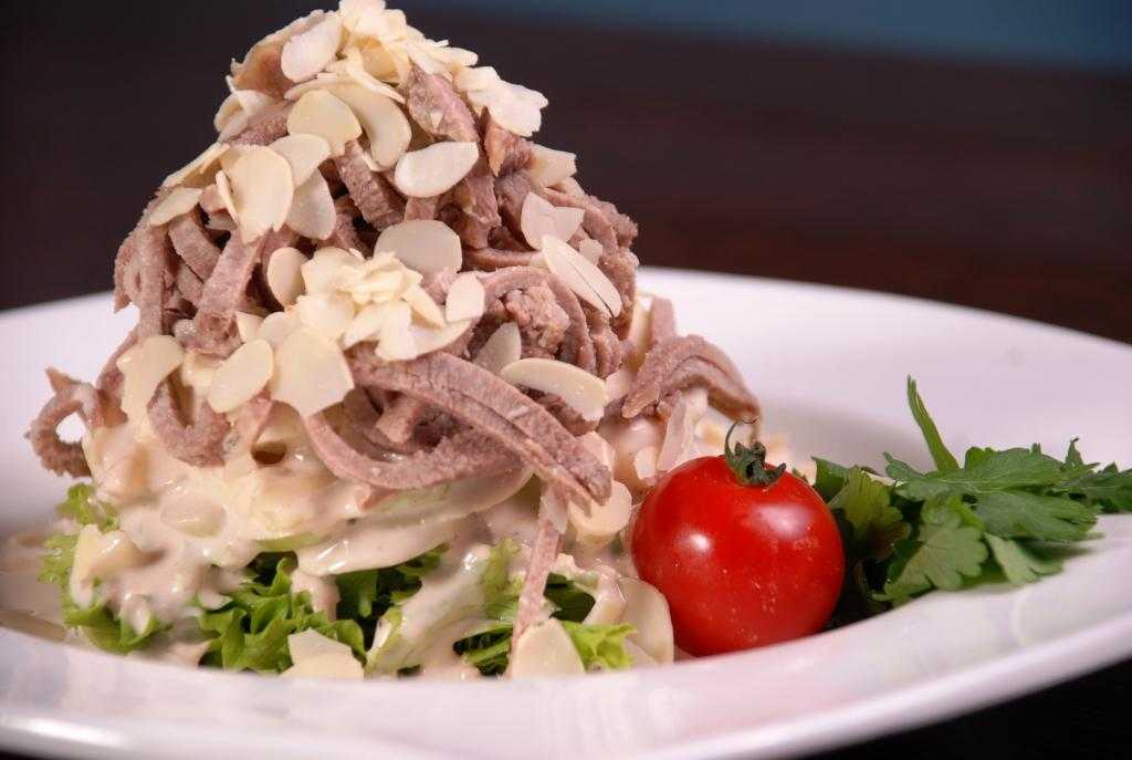 Салат с говяжьим языком – 8 простых и вкусных рецептов