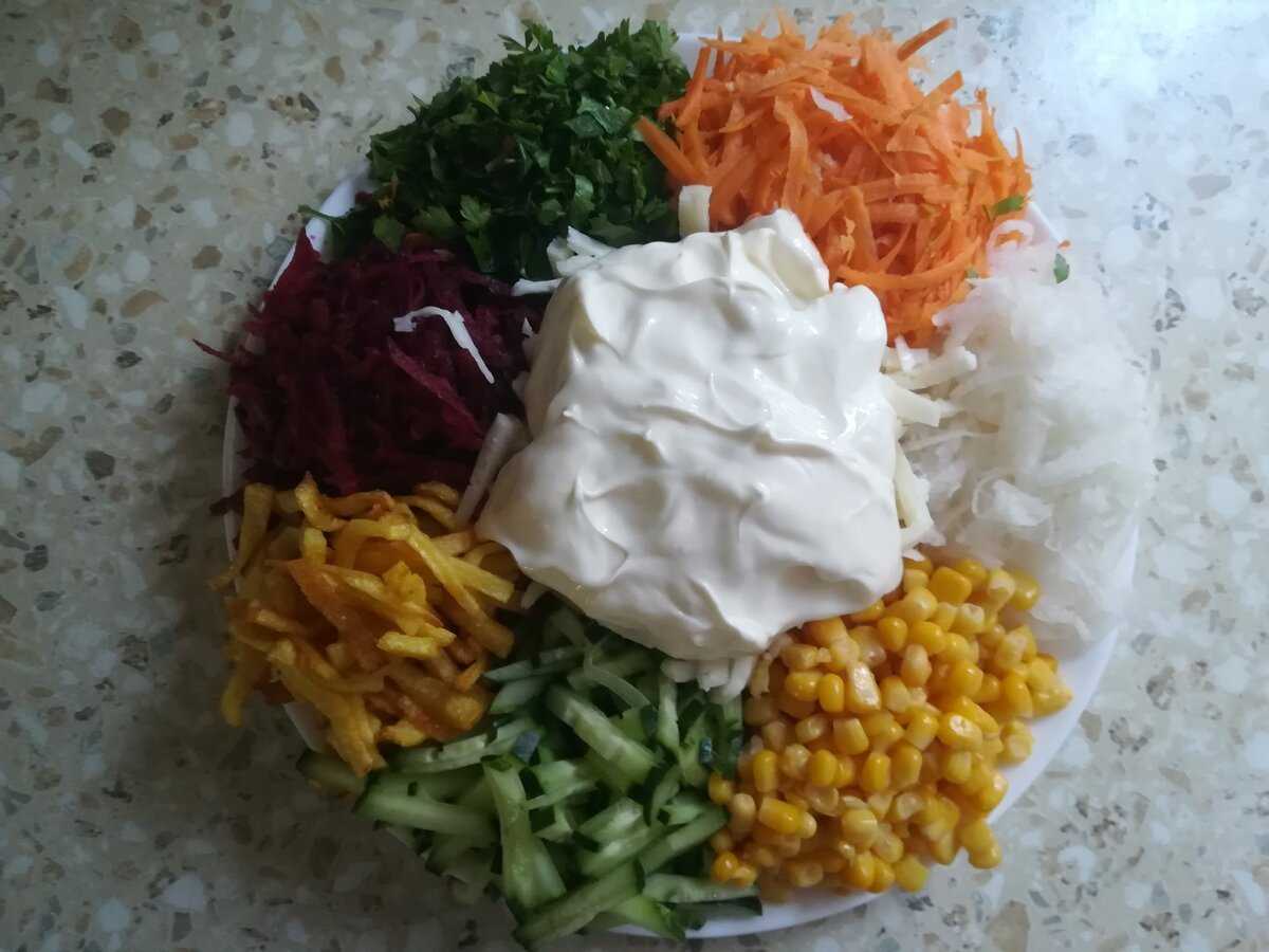 Праздничный салат ералаш с колбасой, помидорами, огурцом и перцем. | рецепты салатов и закусок