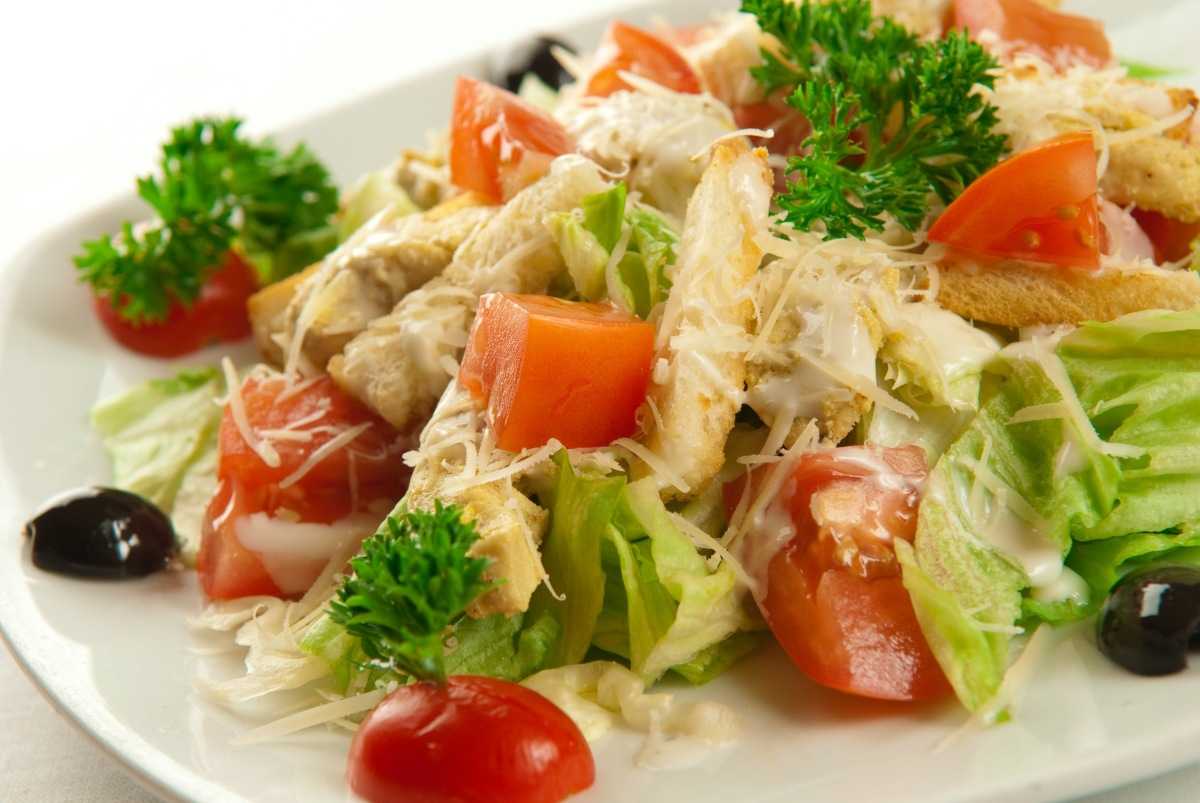 Салат цезарь с курицей и сухариками в домашних условиях: 5 пошаговых рецептов вкусного салата