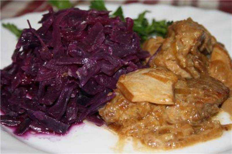 Краснокочанная капуста, тушеная с яблоками