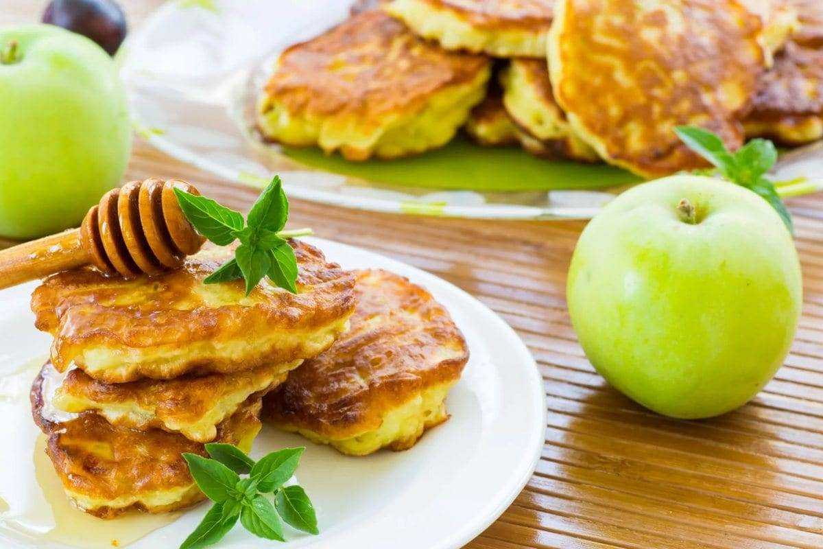 Яблочные оладьи на молоке – 8 рецептов