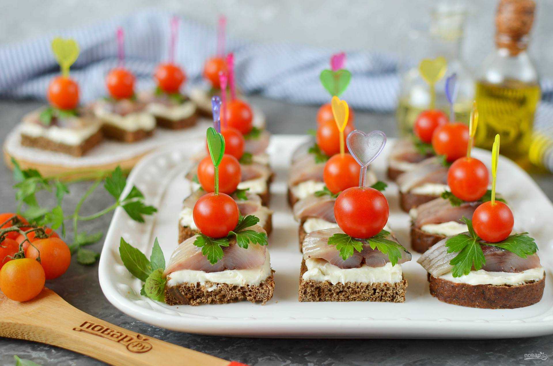 Канапе с селедкой и черным хлебом – 6 вкусных рецептов на праздничный стол