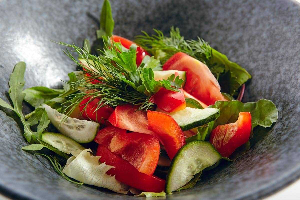 Салат с куриной печенью и солеными огурцами: рецепт с фото