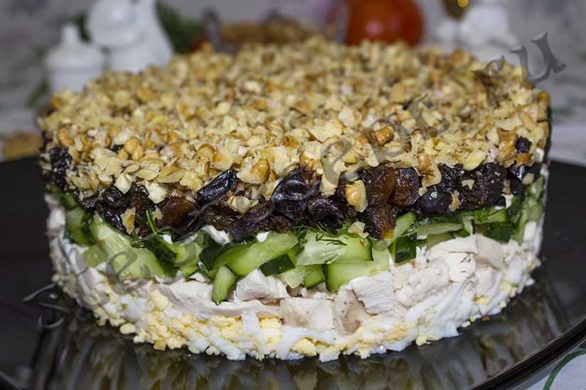 Салат с черносливом и грецким орехом - как вкусно готовить слоеный, со свеклой, яблоками или ананасами
