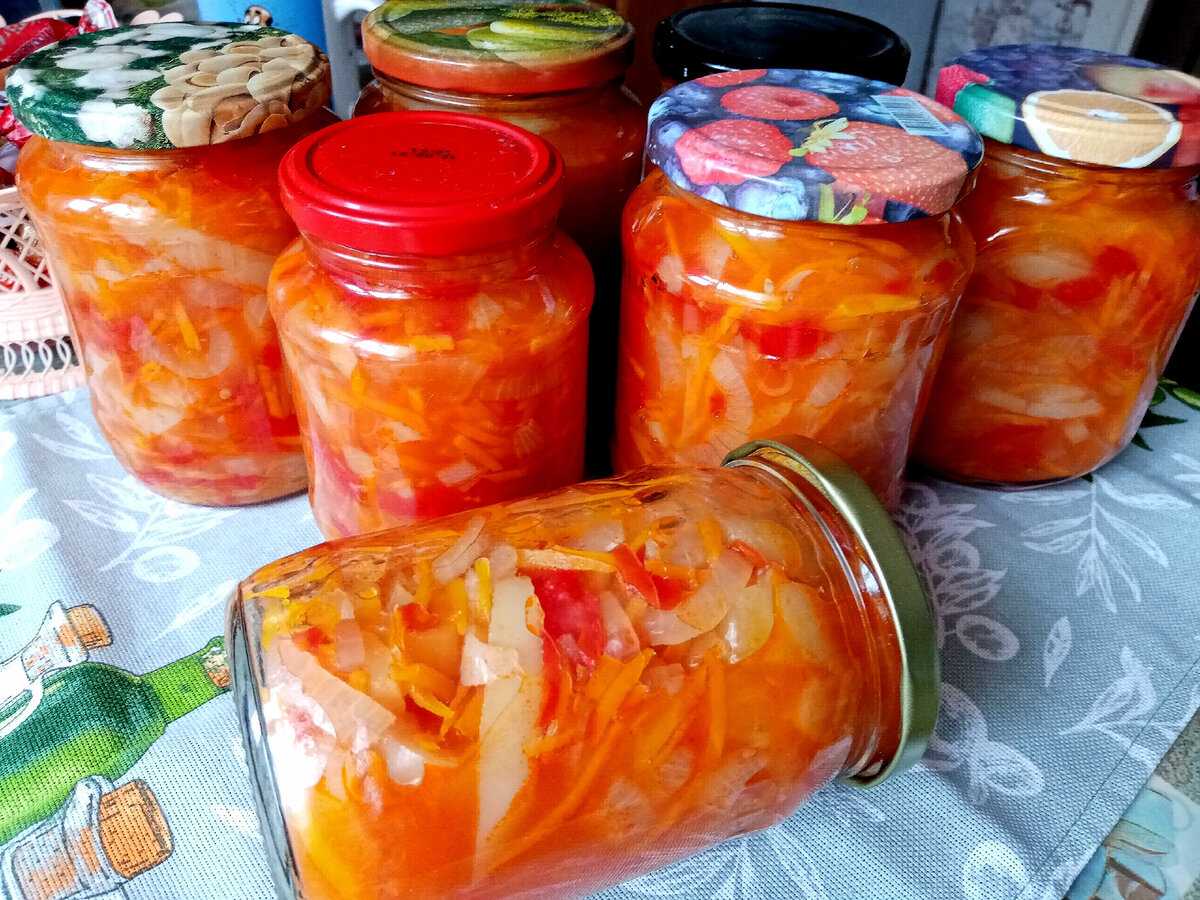 Салат «парамониха» – является одной из самых быстрых, но очень популярных заготовок на зиму, и готовится буквально с любыми сезонными овощами