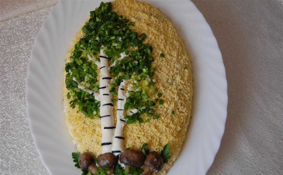 Салат березка с куриным филе отличается сбалансированным вкусом и красивым видом Ресторанное оформление салата позволяет ему занять достойное на праздничном столе