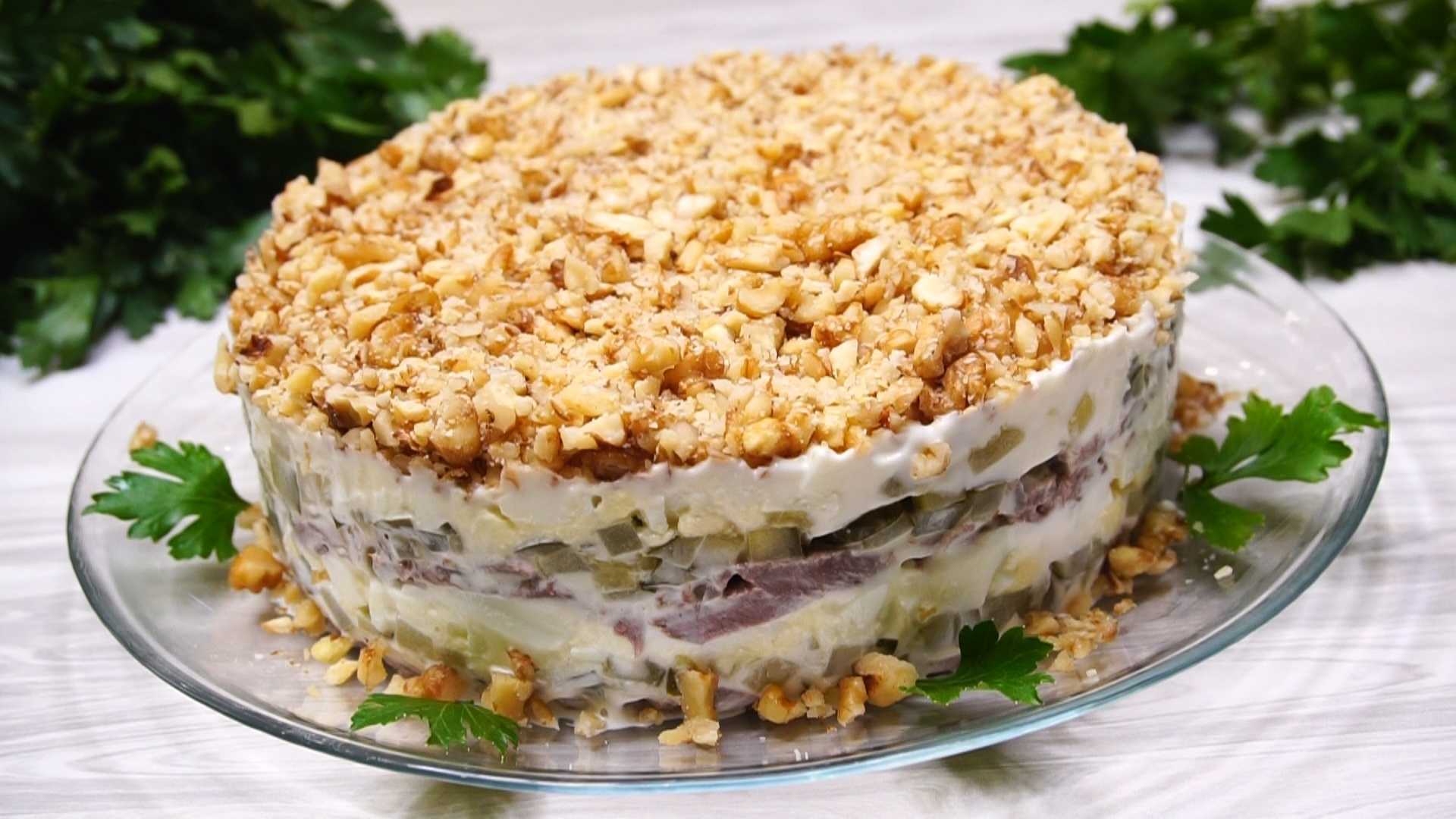 Новогодние салаты 2024 слоеные: рецепты с мясом, курицей, грибами, сыром / mama66.ru