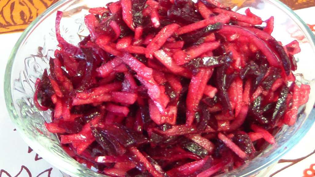 Салаты из сырой свеклы. простые и очень вкусные рецепты на каждый день. - ешь твори люби