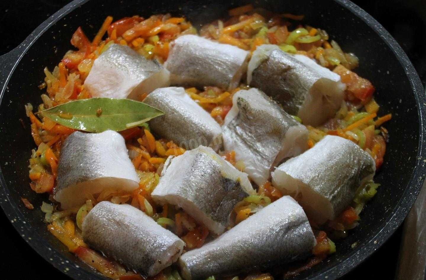 Пикша тушёная с морковью и луком:как приготовить в духовке и сковороде