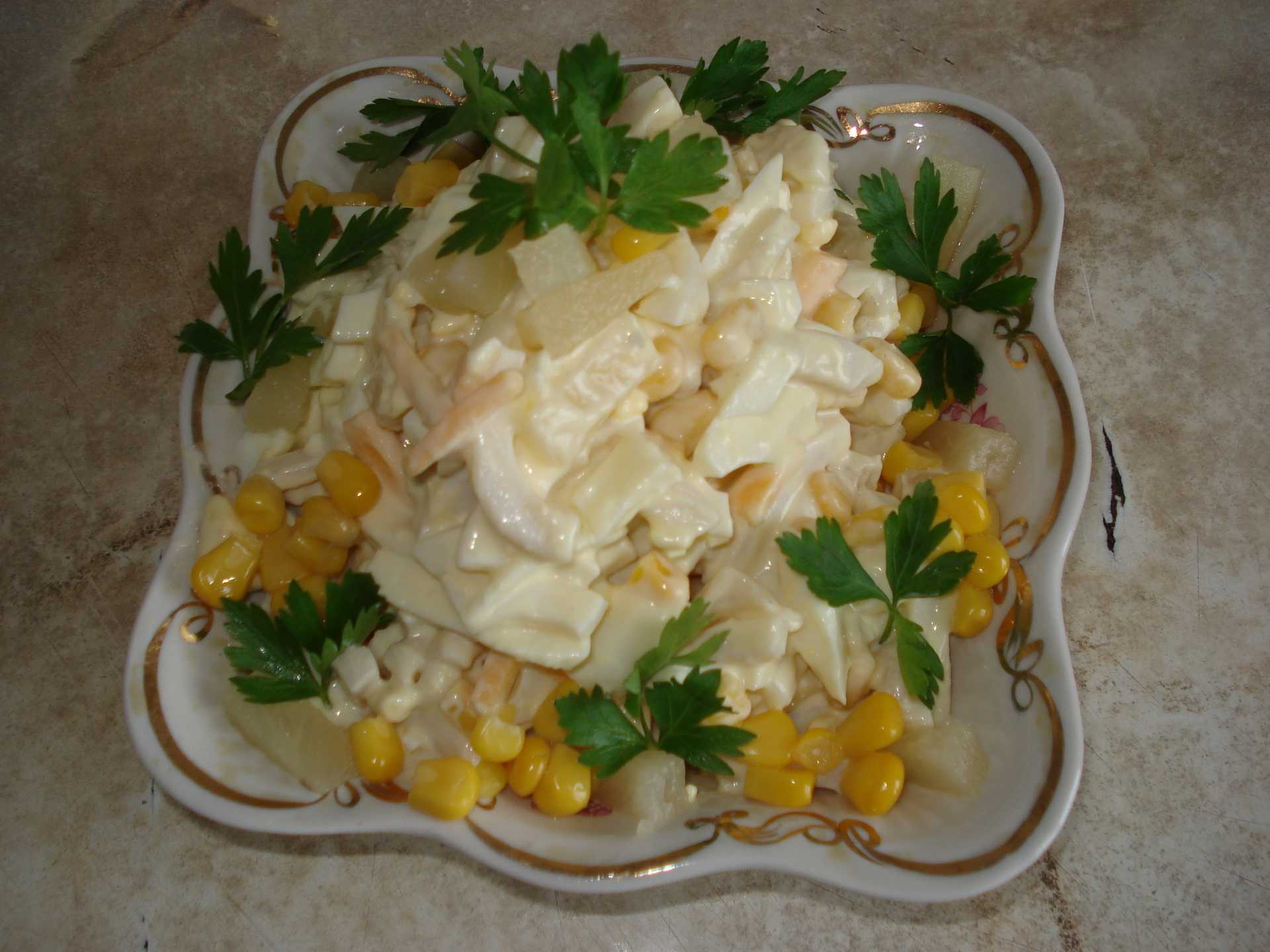 Салаты с кальмарами и ананасами: 8 рецептов вкуснейшей закуски