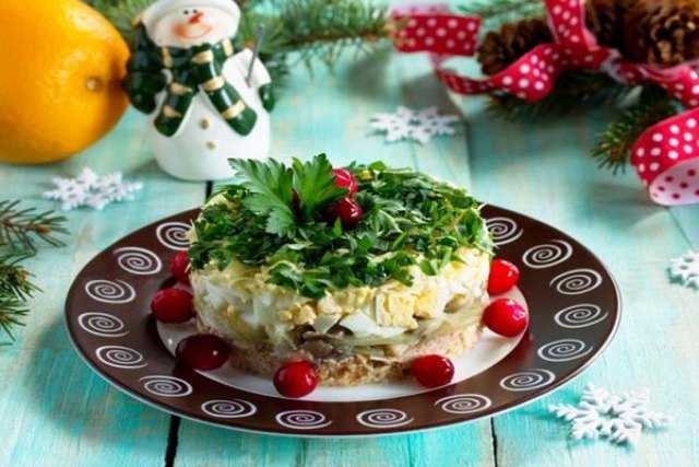 Предлагаю вам оригинальный и очень вкусный вариант салата Мимоза, в котором вместо обычных консервов используются копченые шпроты Салат обладает ярким вкусом и ароматом и понравится вашим гостям