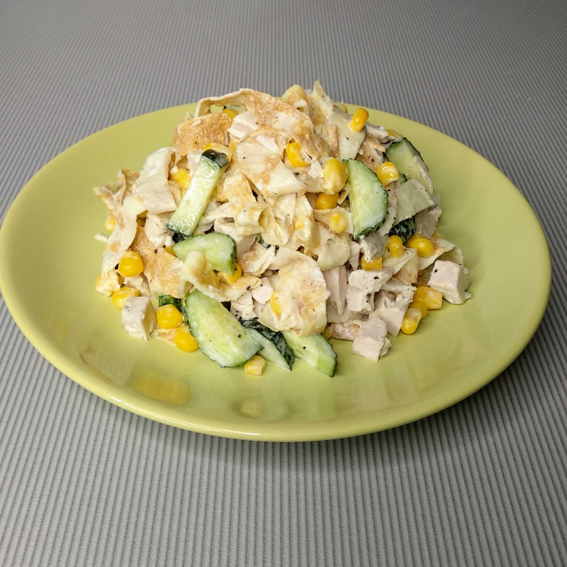 Салат с копченой курицей и яичными блинчиками