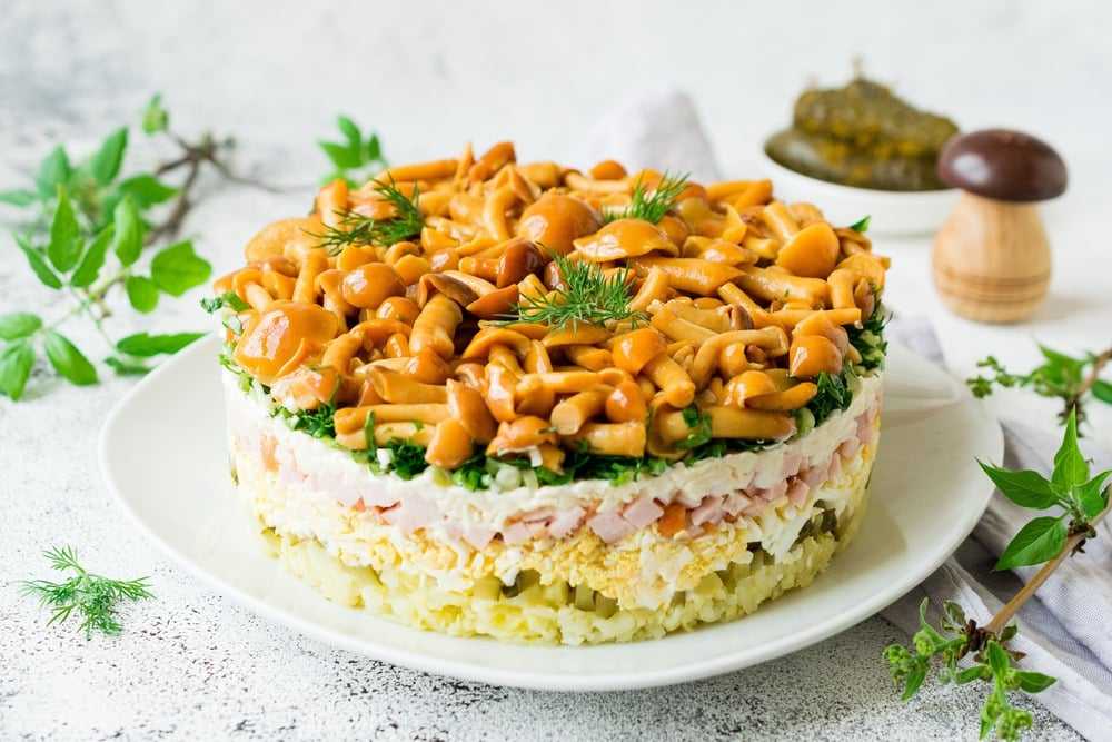 Салат с курицей и маринованными шампиньонам: 7 рецептов фото