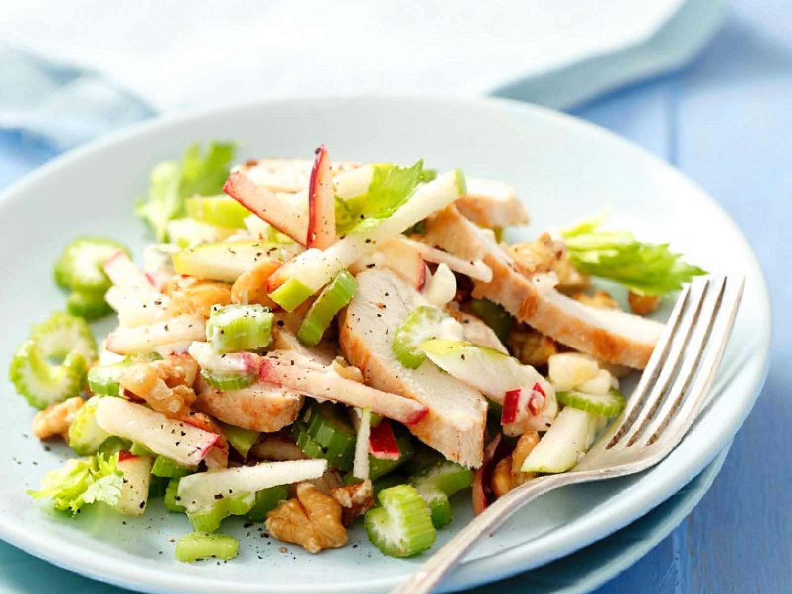 Диетический салат с куриной грудкой:7 пп-рецептов с фото