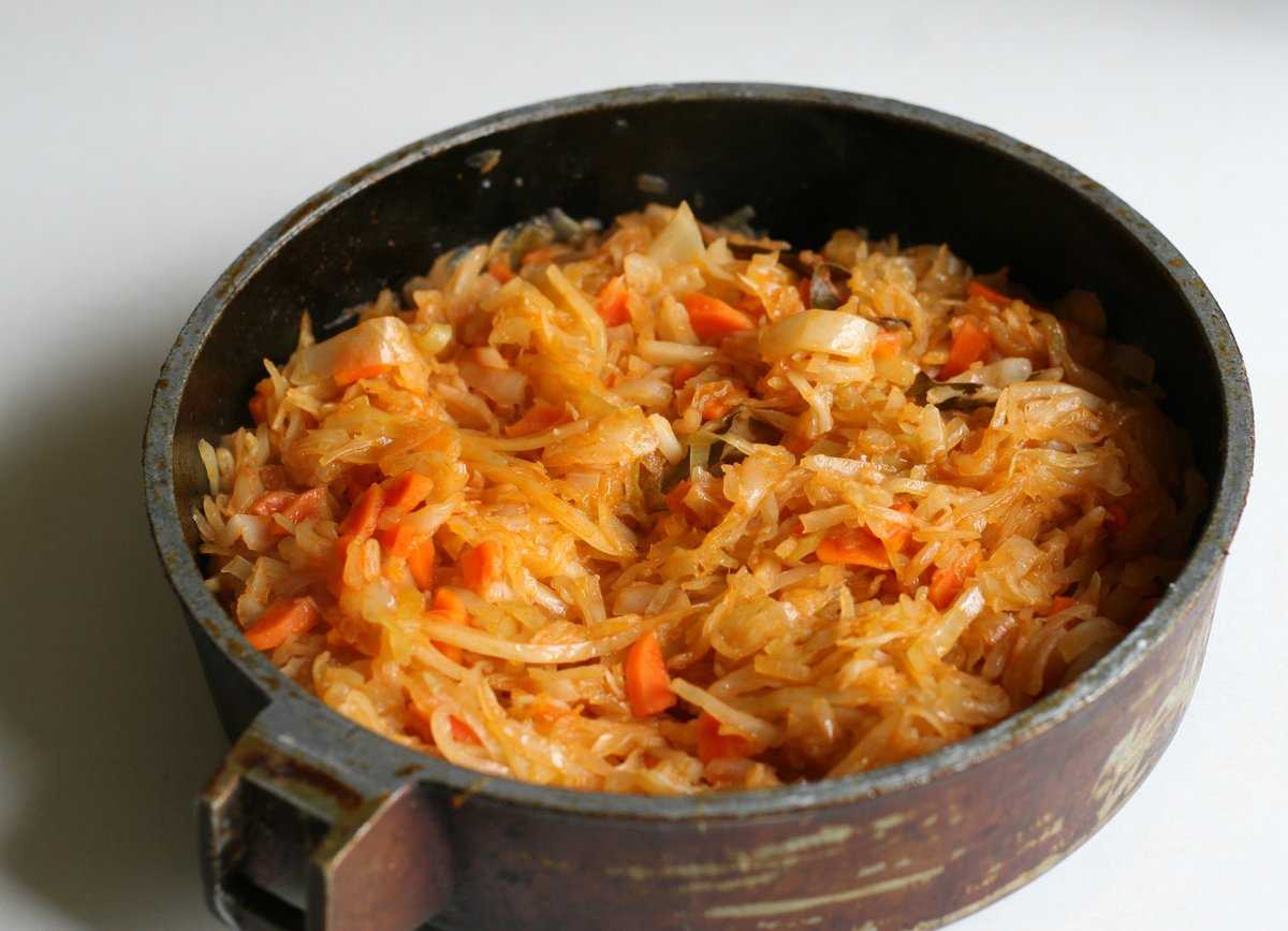 Тушеная капуста на сковороде, 10 очень вкусных рецептов