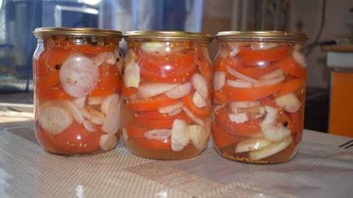 Помидоры половинками с луком и маслом на зиму — пальчики оближешь